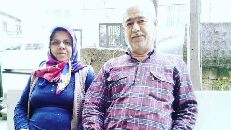 Ailesinden geriye kalan fotoğraflarla teselli buluyor